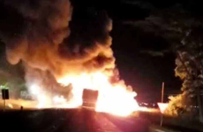 Carretas explodem após batida na BR-163 em Mundo Novo e motorista morre carbonizado