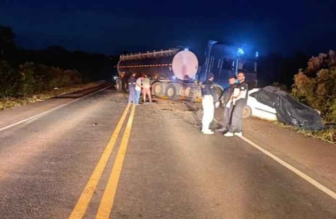 Carro bate de frente contra caminhão no interior do Paraná e deixa cinco mortos na BR-373