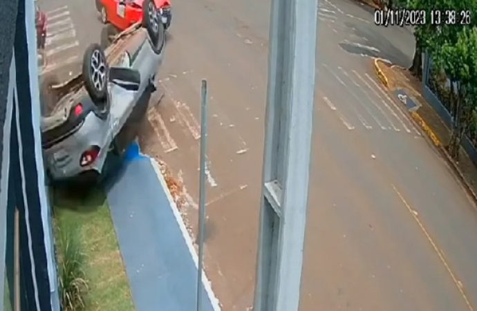 Carro bate em outro veículo, capota e quase atinge pedestre em Marechal Cândido Rondon