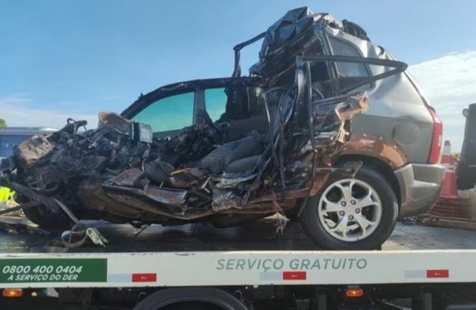 Carro capota após bater de frente com ônibus de trabalhadores na BR-277, diz PRF; condutor do veículo morreu no local