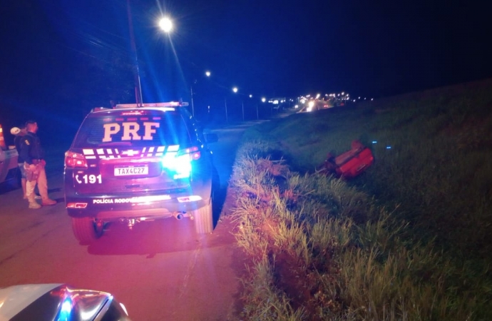 Carro capota em valeta às margens de rodovia em São Miguel do Iguaçu