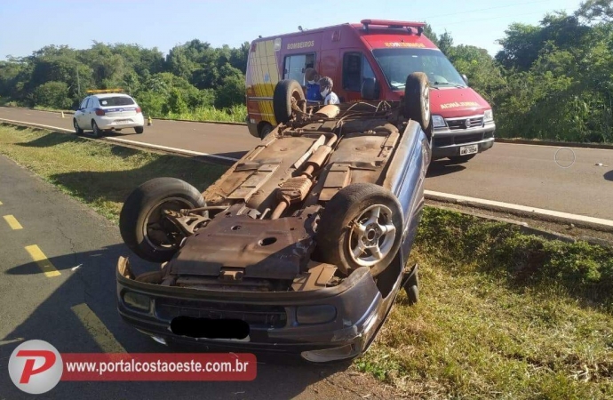 Carro capota na estrada da prainha após pneu estourar em Santa Terezinha de Itaipu