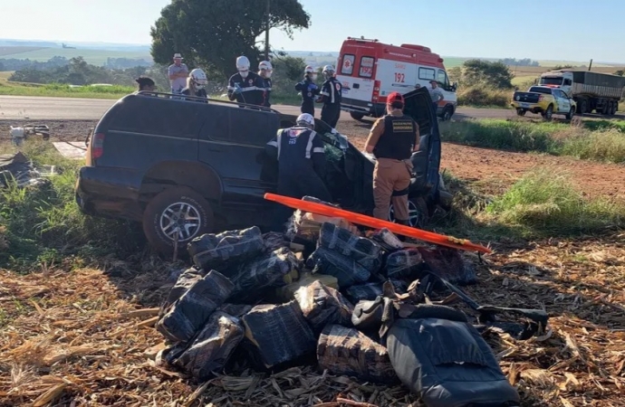 Carro carregado com quase 900 kg maconha sai da pista, capota e motorista fica preso às ferragens no PR