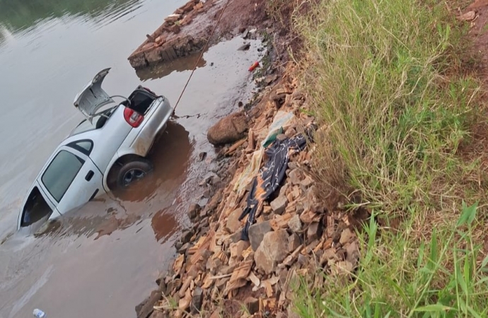 Carro de jovem desaparecido é encontrado submerso em lago