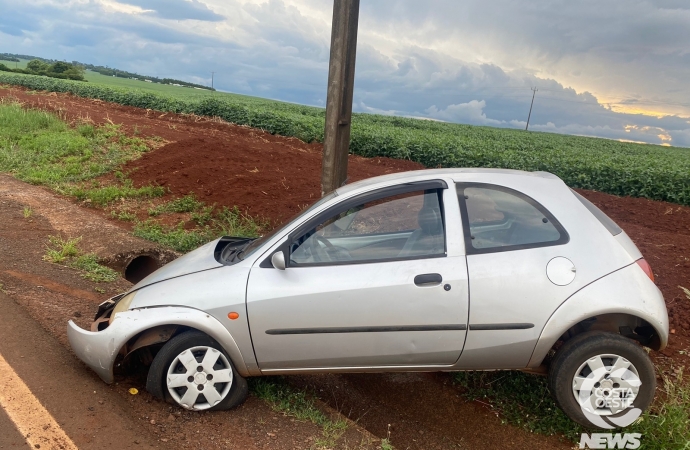 Carro é abandonado após bater em poste, no interior de Santa Helena