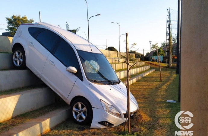 Carro é abandonado em praça pública de Santa Helena após acidente