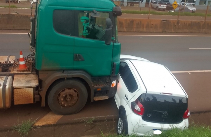 Carro é arrastado por carreta na BR-277 em Medianeira; veja o vídeo