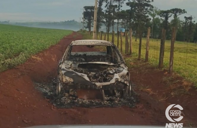 Carro é consumido pelo fogo em Medianeira