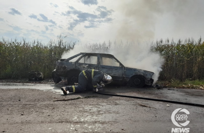 Carro fica totalmente destruído após pegar fogo, no interior de Santa Helena