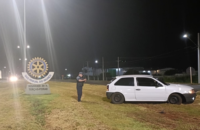 Carro invade canteiro central da BR-277 em São Miguel do Iguaçu