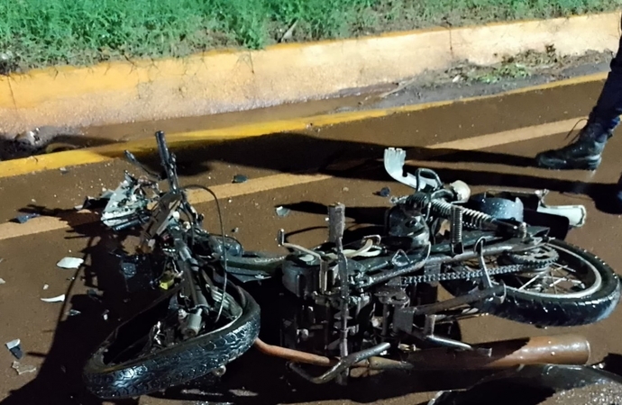 Carro invade contramão e motociclista morre na colisão, em Itaipulândia