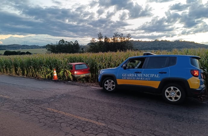 Carro roubado é encontrado em meio a milharal em São Miguel do Iguaçu