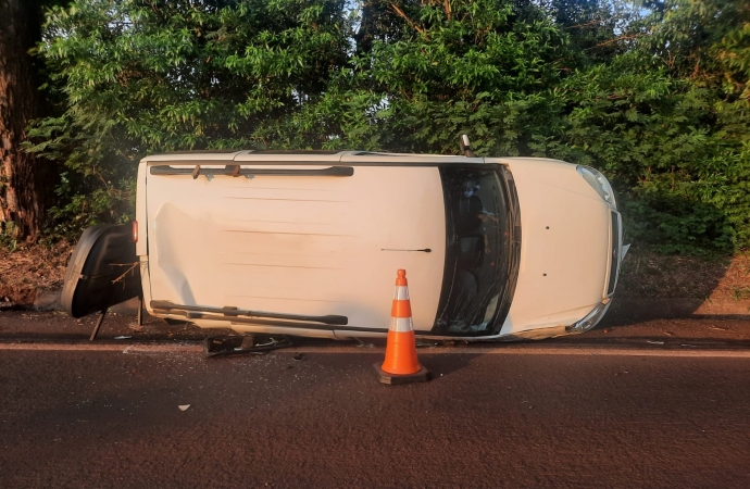 Carro tomba na PR-497 entre São Miguel do Iguaçu e Itaipulândia