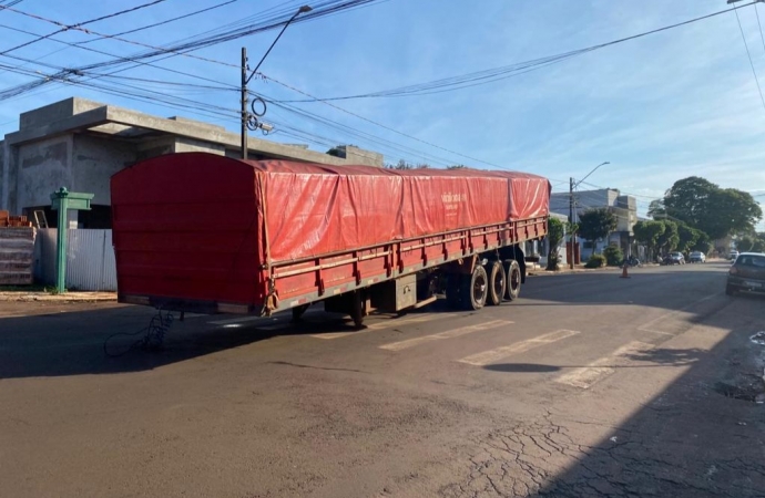 Carroceria de carreta se desprende de cavalinho e fica sobre a via em Santa Helena