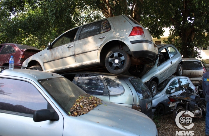 Inicia a remoção de carros e motocicletas do pátio da Delegacia de Santa Helena