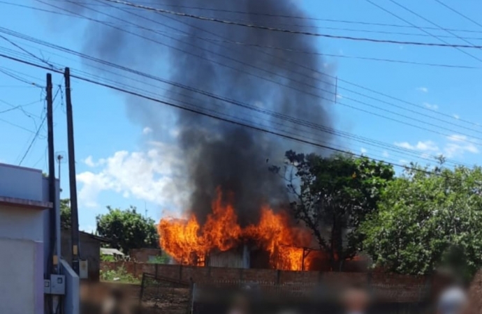 Casa é consumida pelo fogo em Serranópolis do Iguaçu