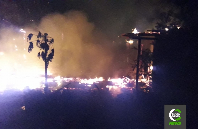 Casa é destruída em incêndio no distrito de Moreninha, em Santa Helena; moradora se mudou no dia anterior