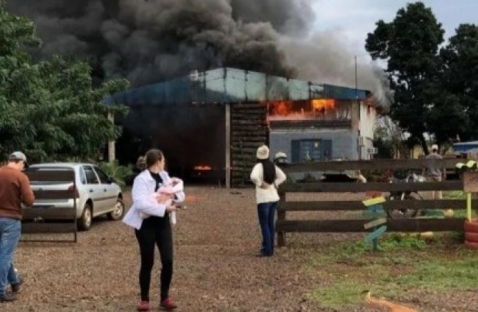 Casa é destruída pelo fogo no KM 5 em Pato Bragado