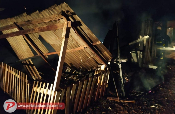 Casa fica totalmente destruída após incêndio em São Miguel do Iguaçu