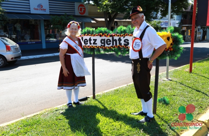 Casal Fritz e Frida da Deutsches Fest visita comércio em Missal