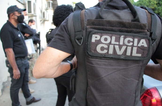 Casal que recrutava menores para fazer sexo em lives é preso