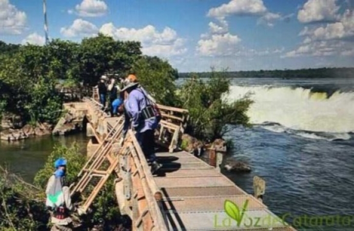 Cataratas da Argentina interdita passarela por causa do aumento na vasão do Rio Iguaçu nesta quarta