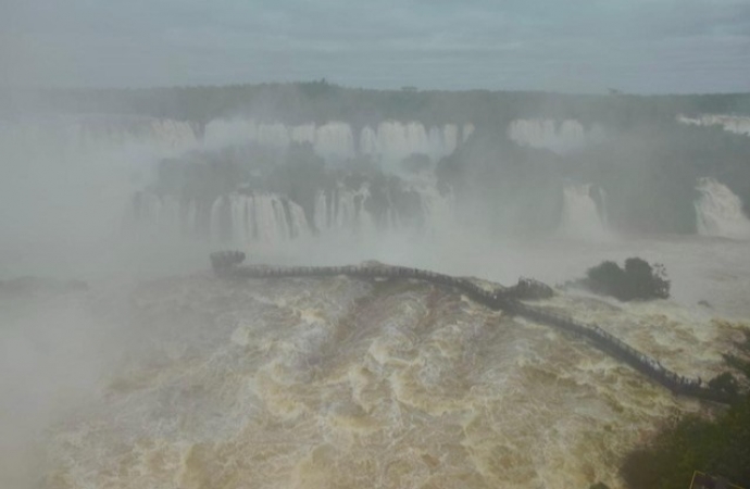 Cataratas do Iguaçu registram 2ª maior vazão da história, segundo Copel; parque fechou acesso à passarela