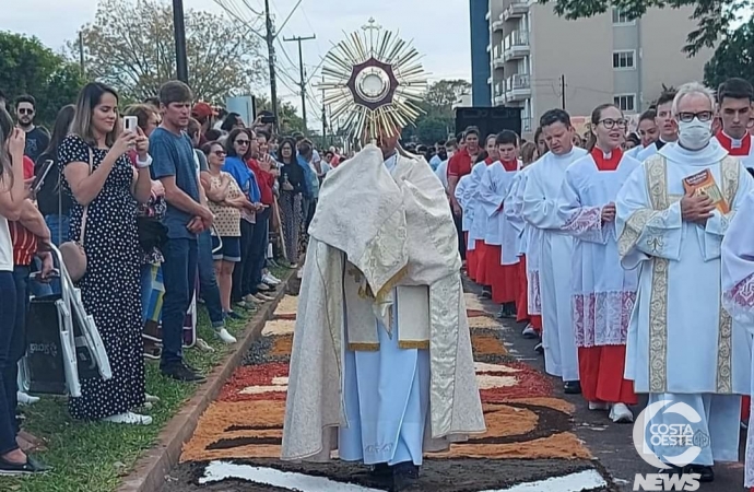 Católicos celebram Corpus Christi em Medianeira