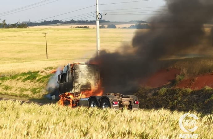 Cavalo de carreta bitrem é consumido pelo fogo na PR 488, em Vera Cruz do Oeste