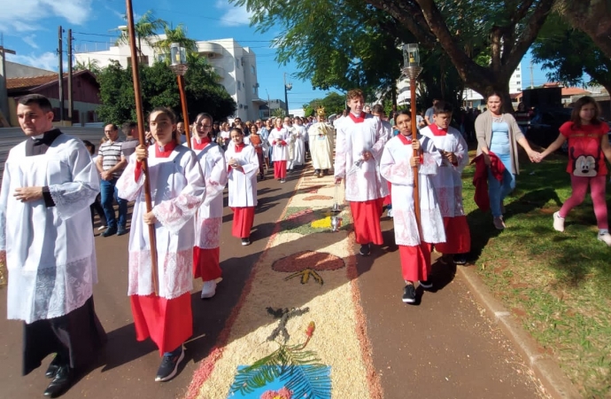 Celebração de Corpus Christi reúne centenas de fiéis em Medianeira