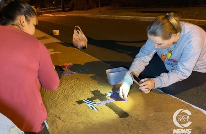 Centenas de fiéis se unem para a confecção dos tapetes de Corpus Christi em São Miguel do Iguaçu