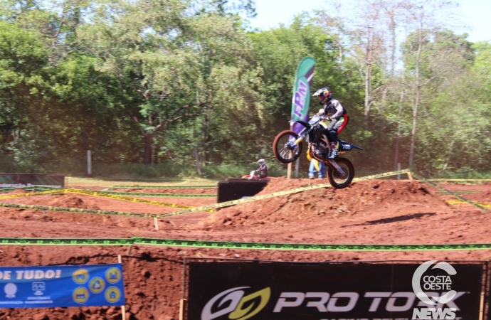 Cerca de 200 pilotos participam neste final de semana do Paranaense de Motocross em Santa Helena