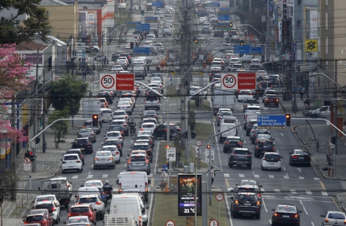Cerca de 47% dos veículos do Paraná estão com o licenciamento irregular, afirma o Detran