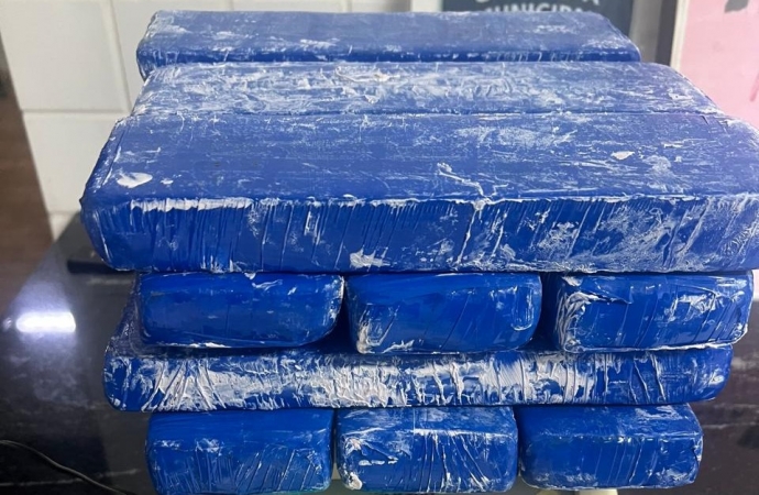 Céu Azul: BPFRON e PF prendem homem em flagrante em ônibus com quase 15kg de maconha