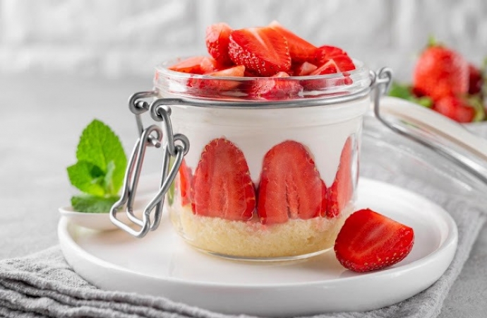 Cheesecake de morango no potinho