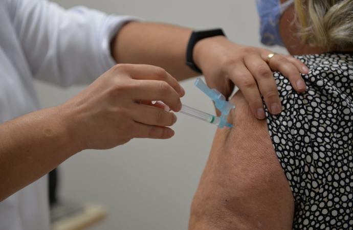 Chegada de novas doses da vacina contra a Covid-19 em Santa Terezinha de Itaipu atende idosos na faixa etária dos 62 a 61 anos