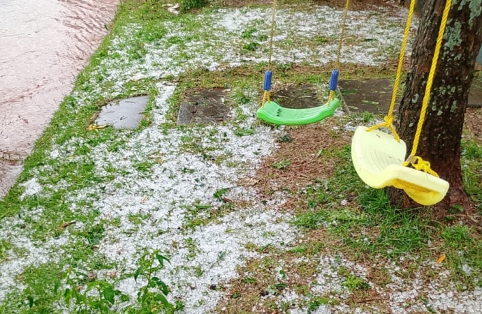 Chuva de granizo assusta moradores e mobiliza motoristas em São Miguel do Iguaçu (PR)
