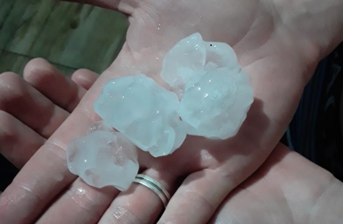 Chuva de granizo causa prejuízos em lavoura de soja em Serranópolis