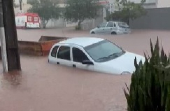 Chuva forte alaga centro de Foz do Iguaçu e causa transtornos no trânsito