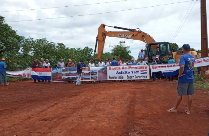 Clima tenso: manifestantes fecham Puerto Índio no Paraguai e impedem entrada e saída de caminhoneiros