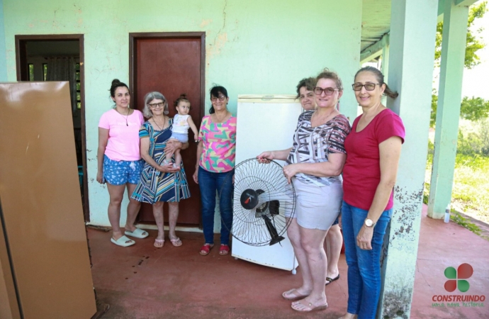 Clube de Mães de Linha Glória recebe doação do Provopar de Missal