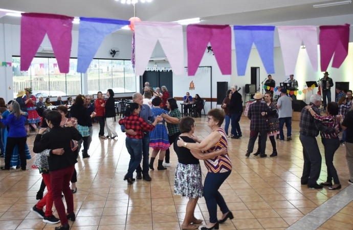 Clubes da Terceira Idade festejam São João com muita alegria, em São Miguel do Iguaçu