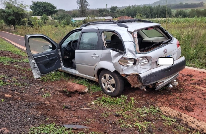 Colisão entre carro e caminhão deixa mulher ferida na PR 317 em Santa Helena