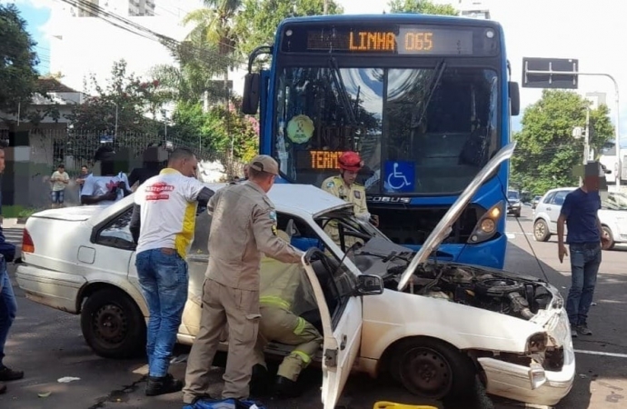 Colisão entre carro e ônibus do transporte público de Foz do Iguaçu deixa duas pessoas feridas