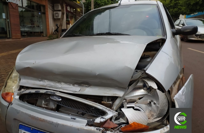 Colisão entre carros é registrada no centro de São Miguel do Iguaçu