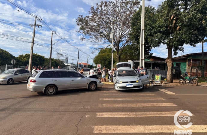 Colisão entre dois carros deixa três feridos no centro de São Miguel do Iguaçu
