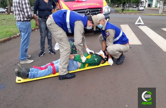 Colisão entre moto e carro deixa rapaz ferido no centro de Medianeira