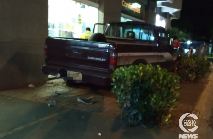 Colisão envolve dois veículos na Av. Brasil em Santa Helena