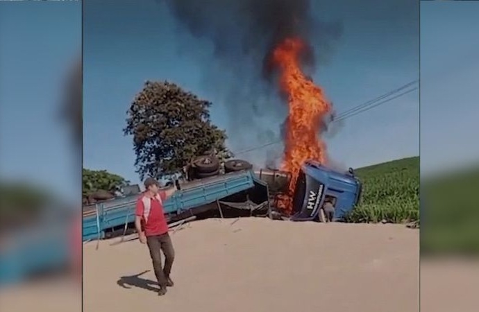 Colisão frontal entre caminhonete e caminhão interdita BR-277 em Céu Azul