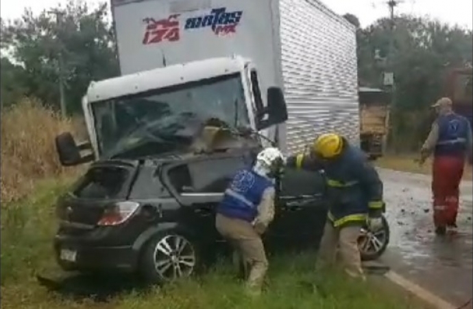 Colisão frontal entre carro e caminhão mata pai e filho de 5 anos em Serranópolis do Iguaçu